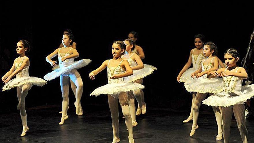 Bailarinas de la escuela durante un festival solidario.