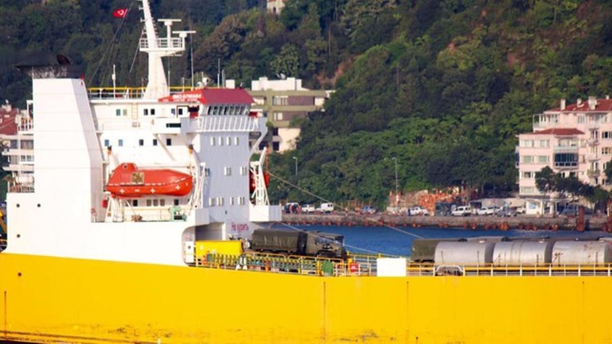 El barco Aleksandr Tkachenko pasando con su carga por el Bósforo.