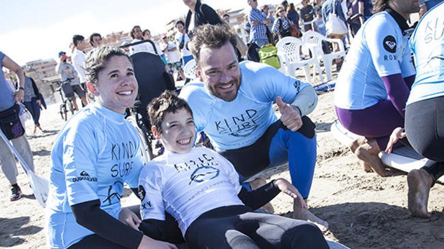 La Patacona acogió una jornada de surf adaptado