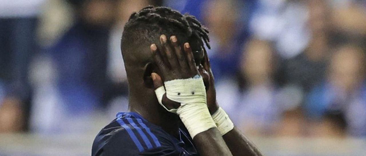 Obeng se lamenta en un partido del Oviedo. | Irma Collín