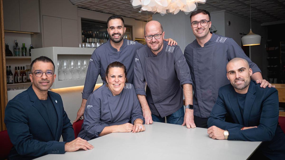 Seve Díaz, en el centro, junto a su equipo.