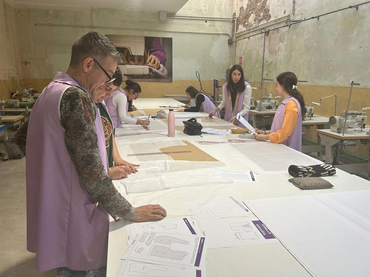 Alumnes de Qstura treballant en el disseny de patrons al taller tèxtil de la Fàbrica Gassol-Monar de Salt.