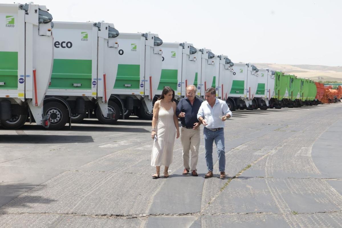 Miguel Ruiz Madruga, presidente de Sadeco, junto al gerente y la directora de operaciones de Sadeco.