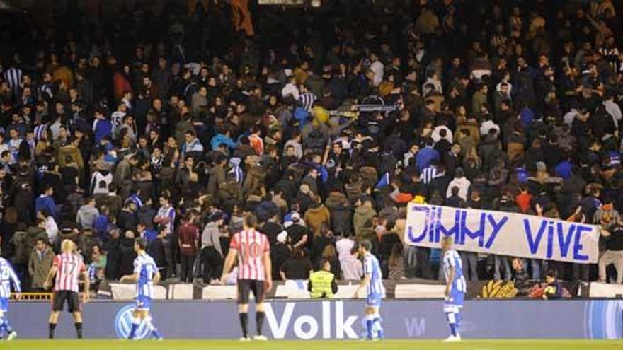 Aficionados de espaldas en el Dépor - Athletic. / C.P.