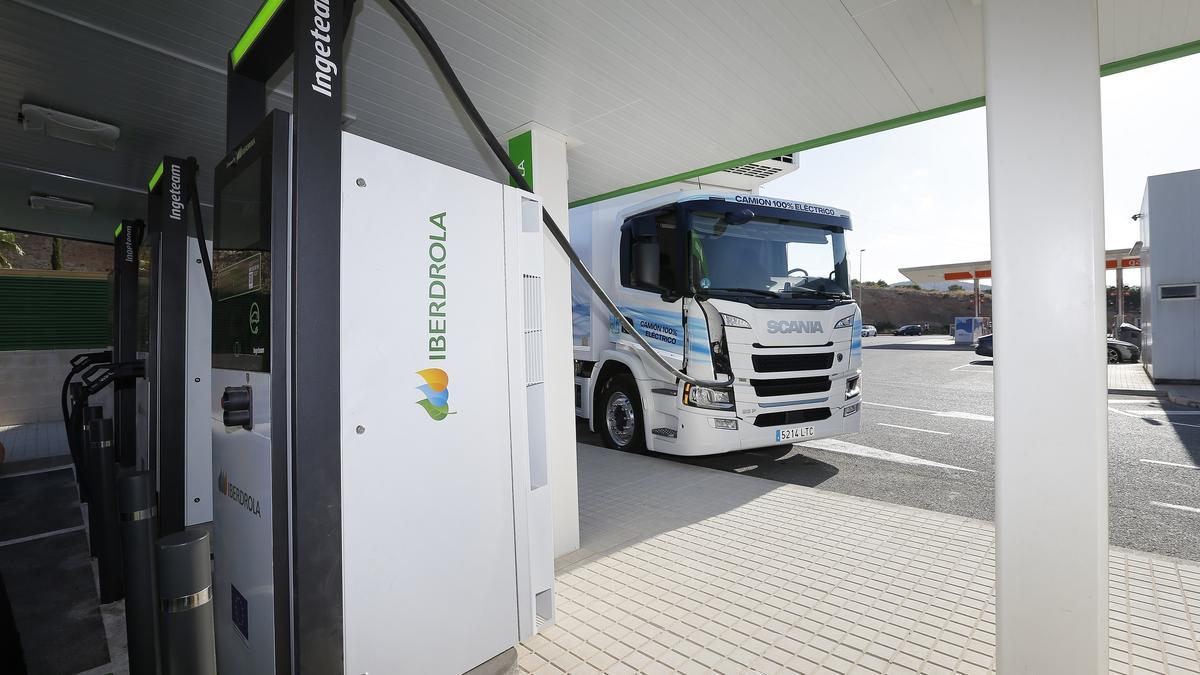 Hi haurà places específiques per a camions en les estacions de recàrrega situades en l’àrea de servei del quilòmetre 25 de l’A70