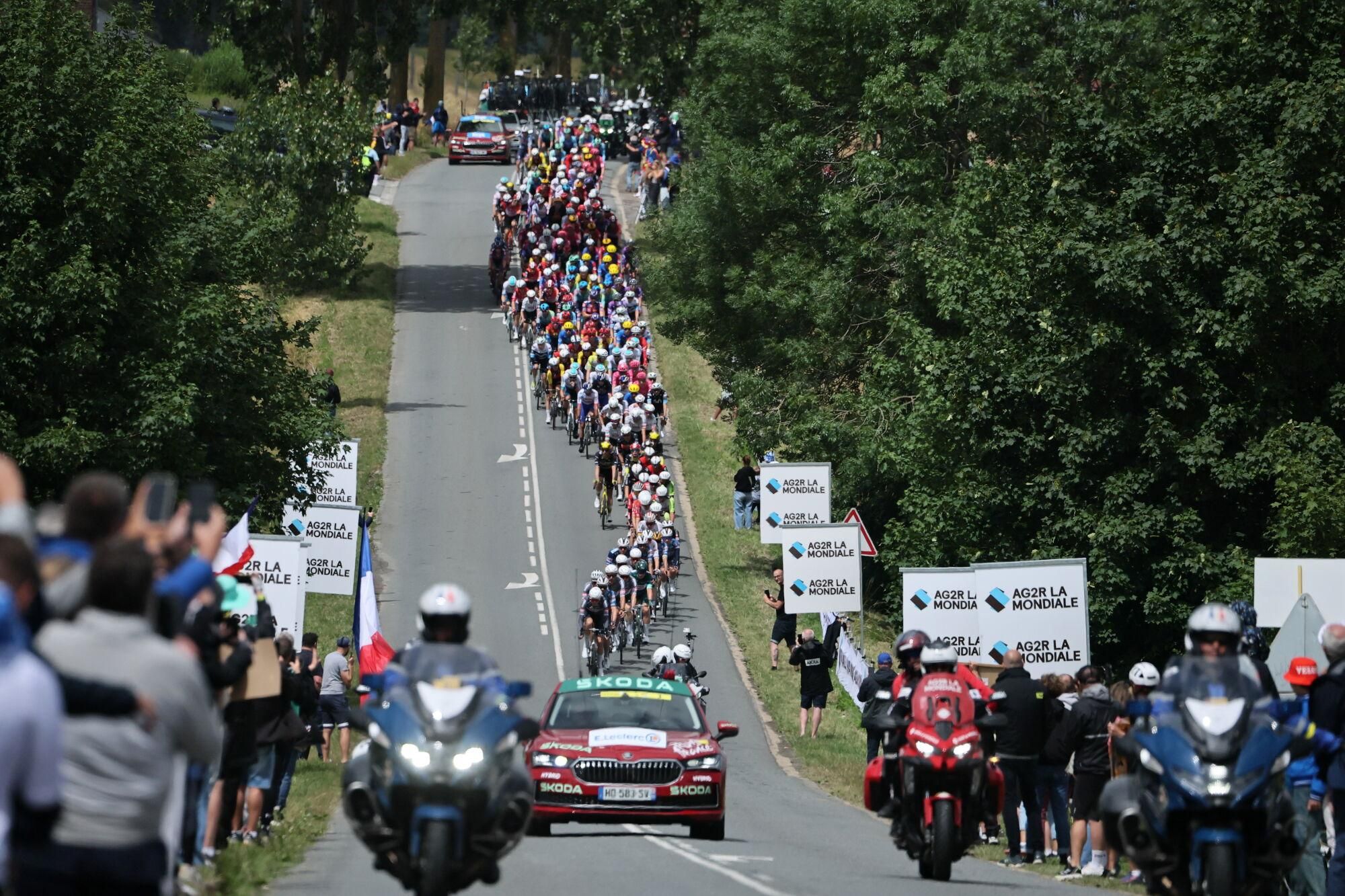 DUNKERQUE (France), 07/07/2025.- The peloton in action during the 3rd stage of the Tour de France cycling race over 178.3km from Valenciennes to Dunkerque, France, 07 July 2025. (Ciclismo, Francia) EFE/EPA/CHRISTOPHE PETIT TESSON