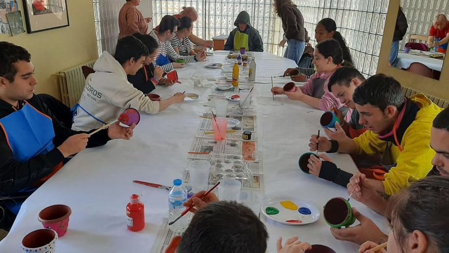 Un grupo de alumnos, ayer, en el taller de pintura de macetas. | L. P.