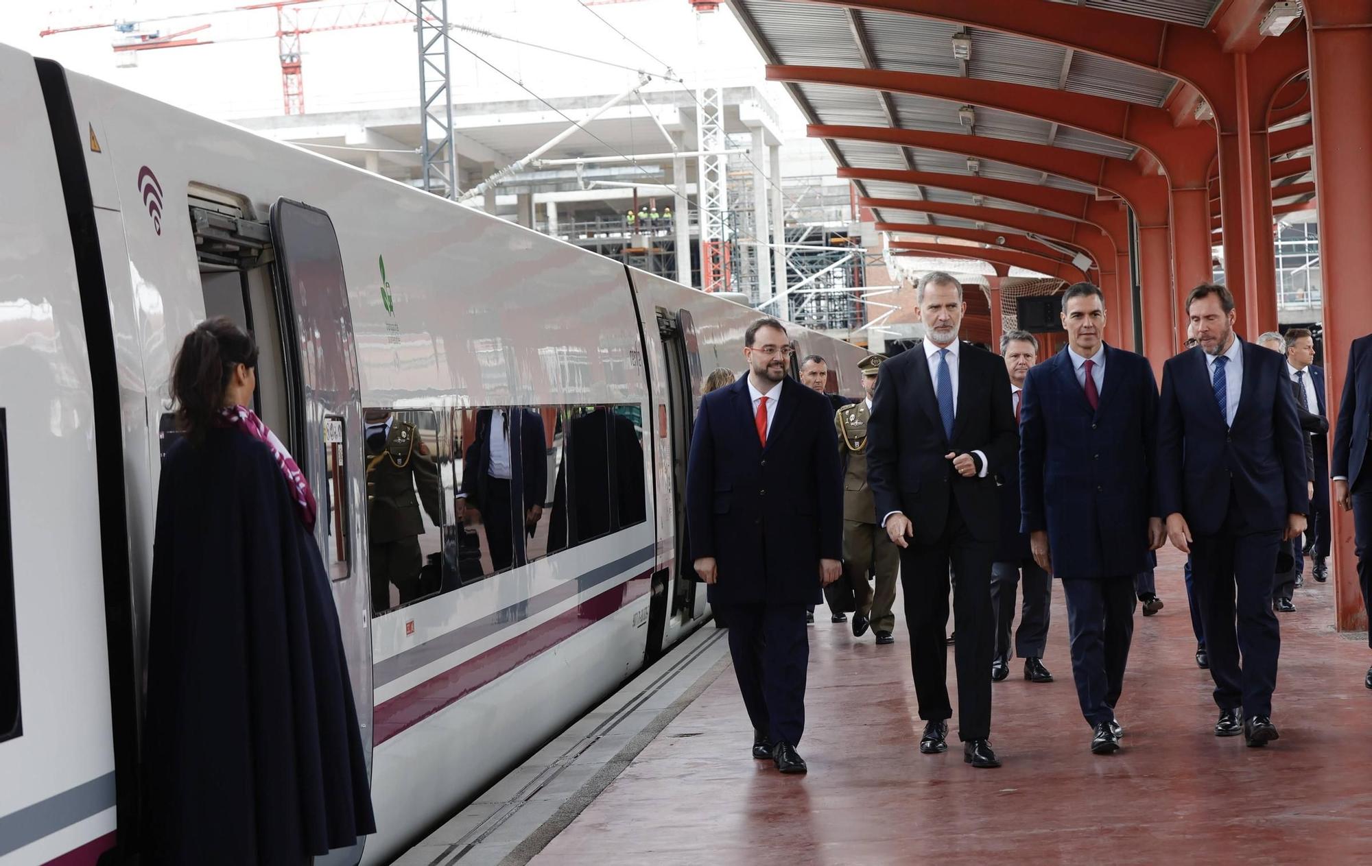 El AVE realiza su viaje inaugural de Madrid a Asturias