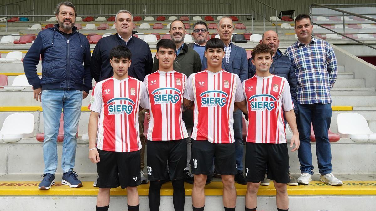 Foto de familia para la presentación de las camisetas, en El Bayu. Arriba, por la izquierda, Iván Fuente, Roberto Presa, Ángel García, Manuel Álvarez, Jesús Abad, Pedro Díaz y Luis Díaz. Debajo, por la izquierda, los jugadores Carlos Figaredo, Sergio García, Daniel Ferández y Guille Fano.