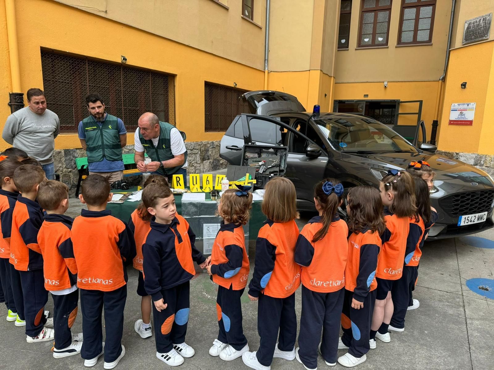 Exhibición de la Guardia Civil en el Colegio María Inmaculada de Laviana