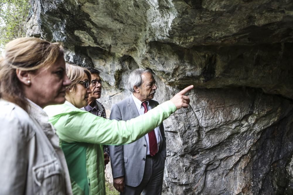 El alcalde de Oviedo, Wenceslao López, visita la cueva de Lluera