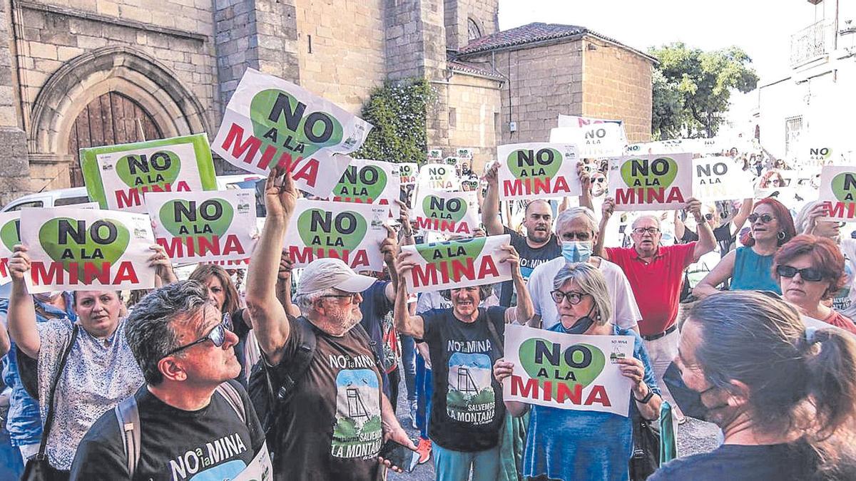 Una de las concentraciones de miembros de la plataforma Salvemos la Montaña ante la sede de la Cámara de Comercio.