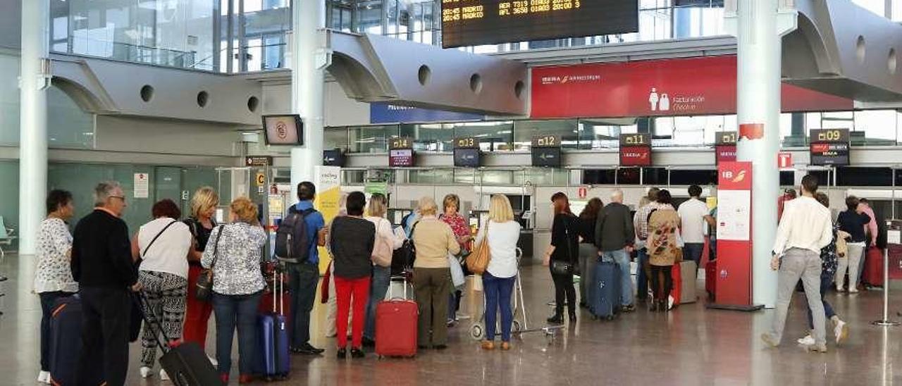 Cola de facturación en el aeropuerto de Vigo. // A.V.