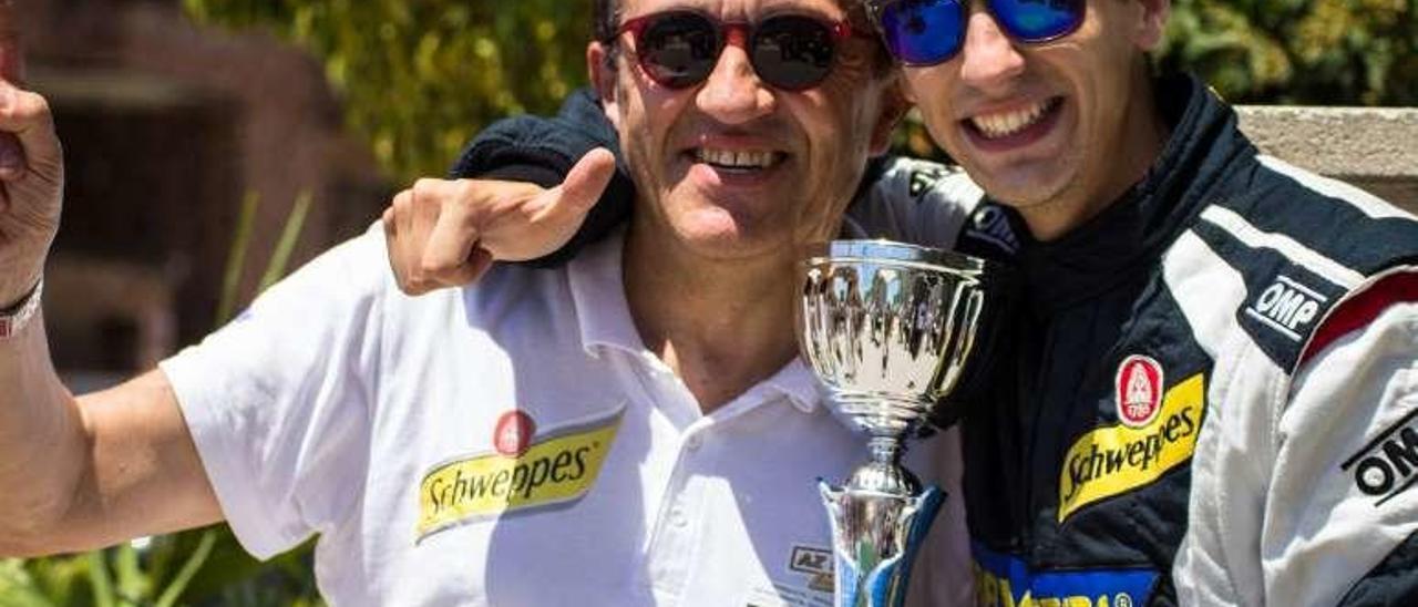 Víctor y Gabriel Gutiérrez, con el trofeo.