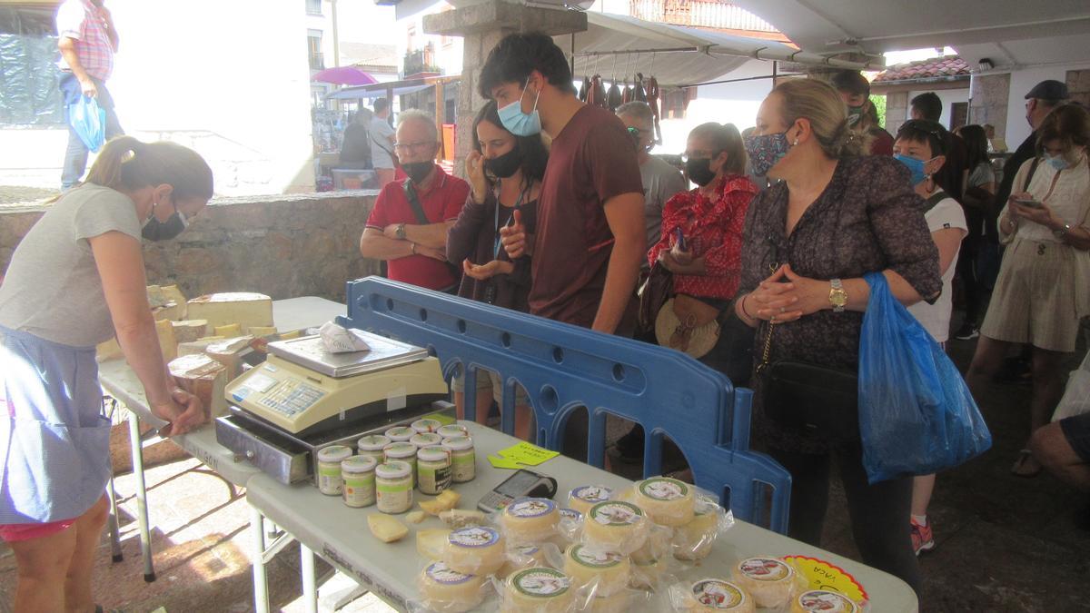 Compradores en el mercado de Cangas de Onís.