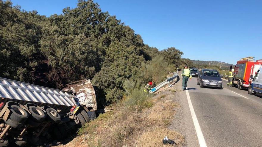 Los bomberos trabajan en el accidente.