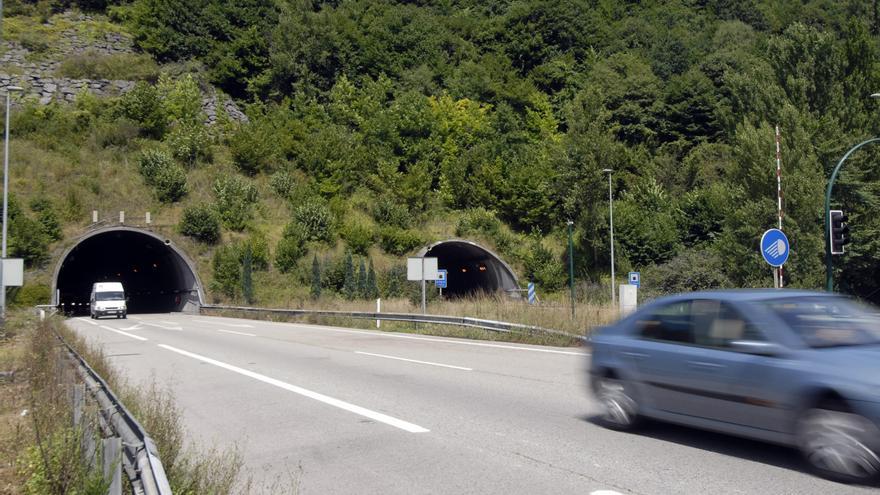 Muere un motorista mierense de 64 años al impactar contra el muro del túnel del Padrún
