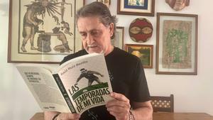 Raúl Ruiz, con su libro, Las temporadas de mi vida