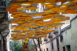 La ola de calor azota Gràcia en la recta final de preparativos de las fiestas: "¡Mejor esto que lluvia!"