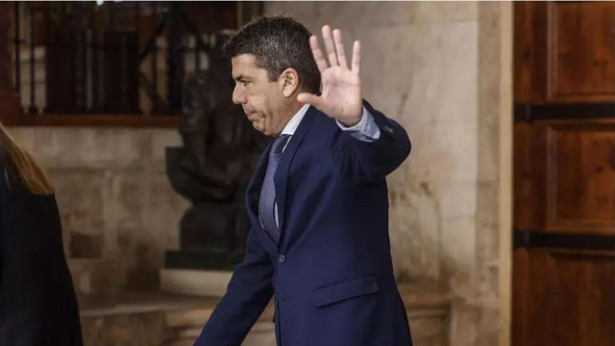 Carlos Mazón saluda tras un acto en el Palau de la Generalitat, en una imagen de archivo.