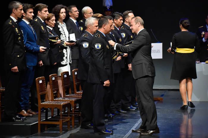 Entrega de Honores y distinciones por el día de ...