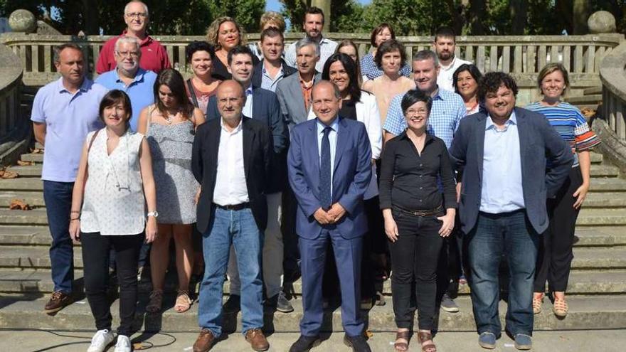 Leiceaga con los integrantes de la candidatura que presenta el PSdeG en la provincia de Pontevedra en las elecciones autonómicas. // G. S.