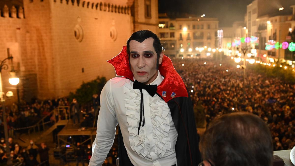 El pregonero del Carnaval de Badajoz, Mario Vaquerizo, disfrazado de drácula.