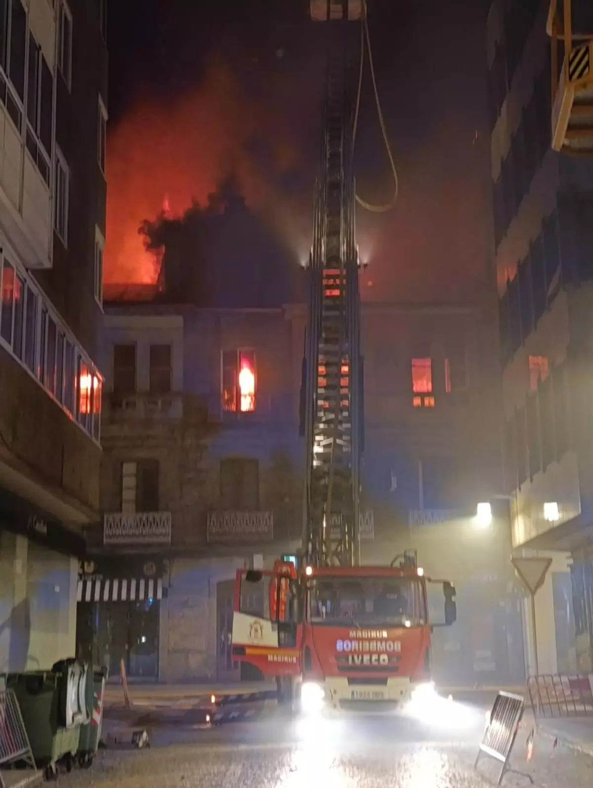 Arrasado por un incendio un edificio en pleno centro de Pontevedra con la evacuación de cinco personas