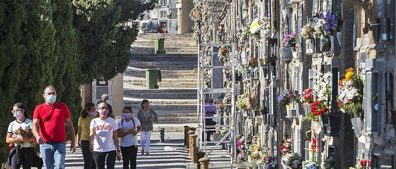 Imagen del cementerio de Alicante durante la pasada celebración de Todos los Santos.
