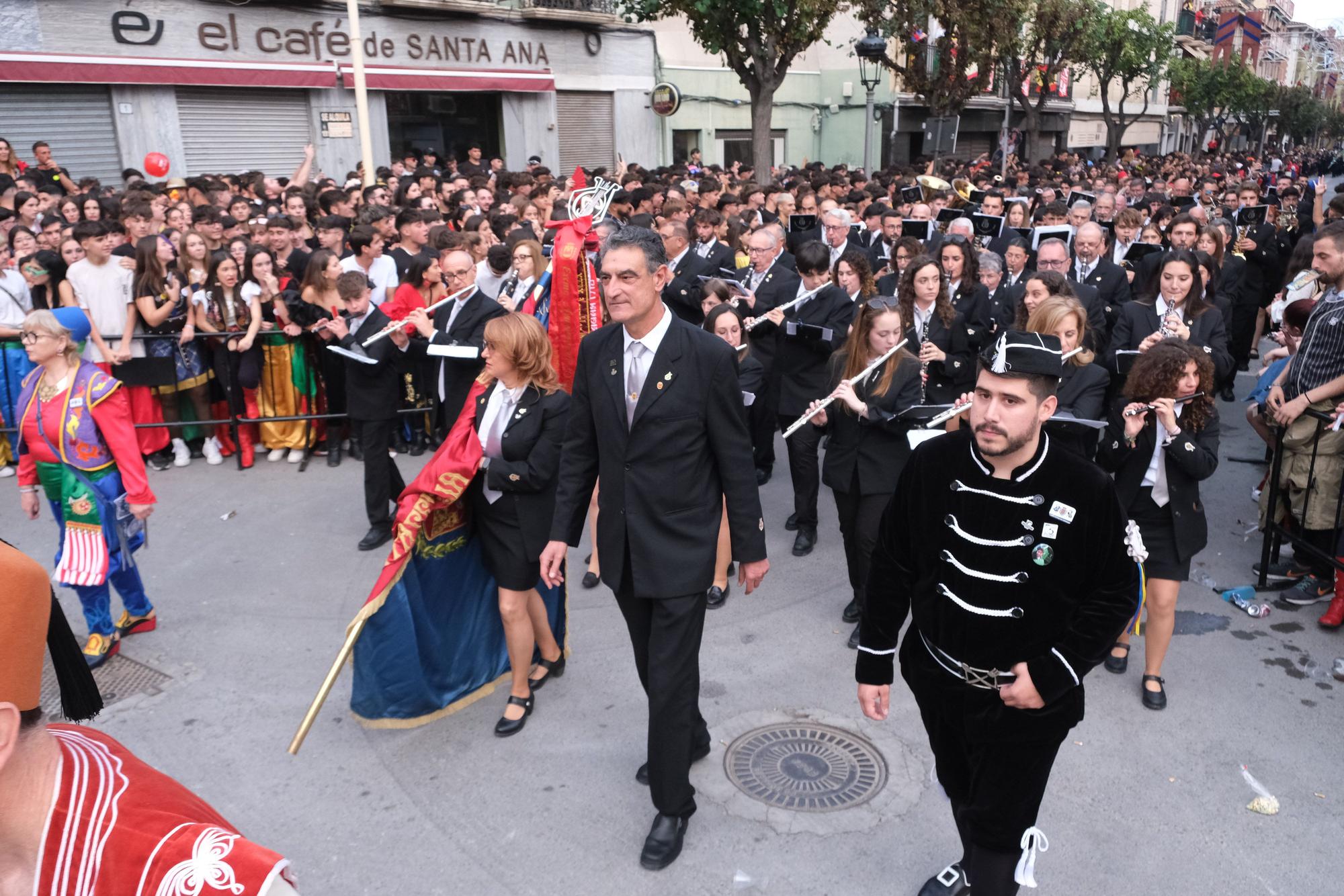 ¡Elda ya está en fiestas! Así ha sido la Entrada de bandas y el pasodoble "Idella"