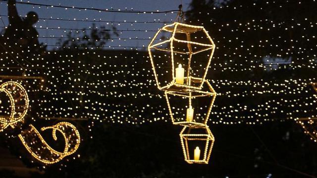 Alumbrado navideño, el pasado año en una calle de Vila. | TONI ECOBAR