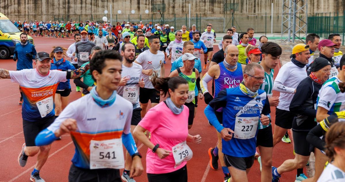 Salida de la pasada edición de la Media Maratón de Lucena en las pistas municipales de atletismo.