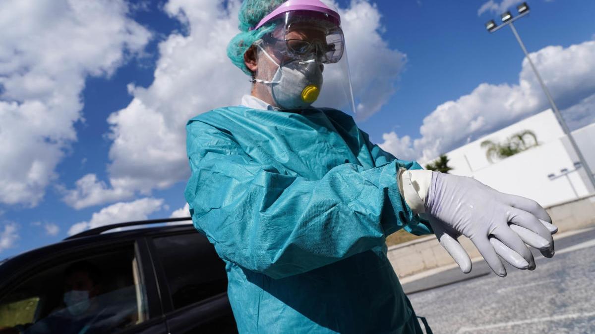 Un sanitario vestido con el Equipo de Protección Individual.