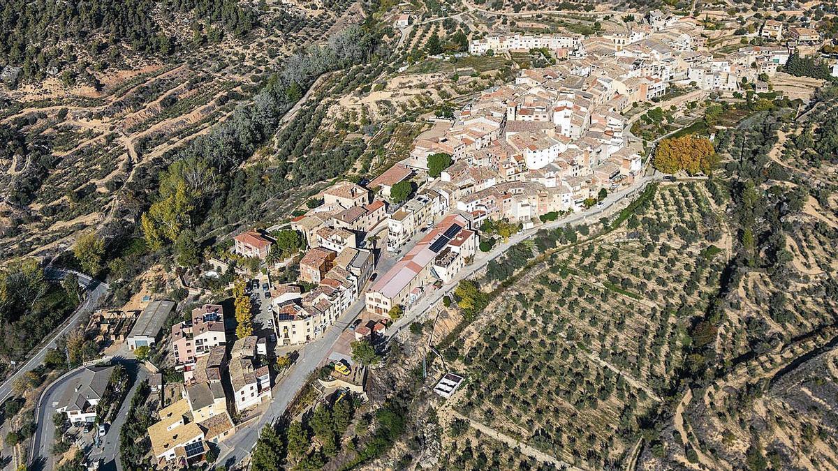 Cabacés, un poble de 300 habitants del Priorat que viu pràcticament de l’oli d’oliva, vist des de l’aire.