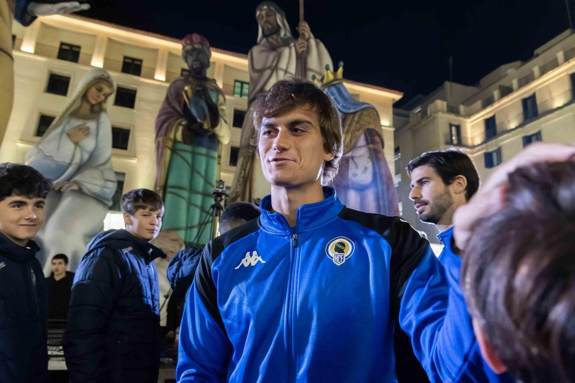 El Hércules interpreta el tradicional villancico junto al coro de los Jesuitas en la plaza del Ayuntamiento de Alicante.