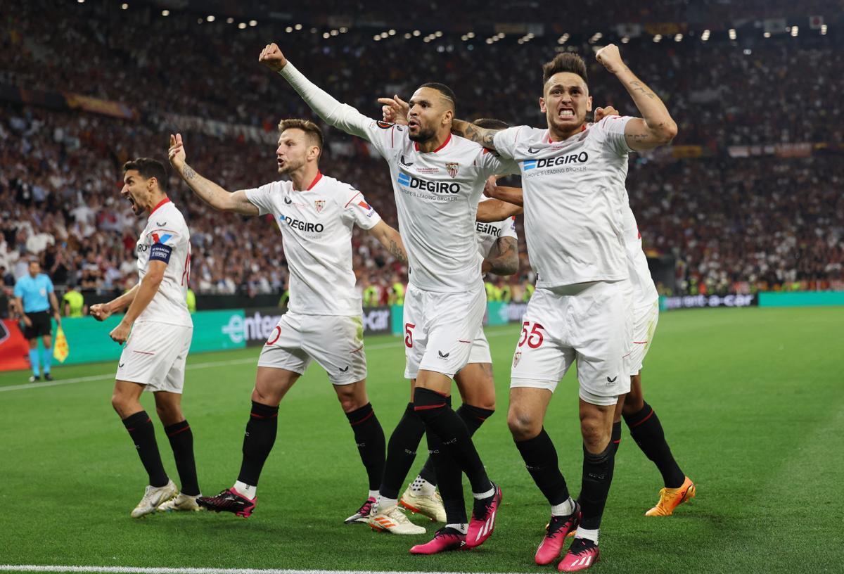 Los jugadores del Sevilla celebran el gol de Mancini en propia puerta en la final de la Europa League.