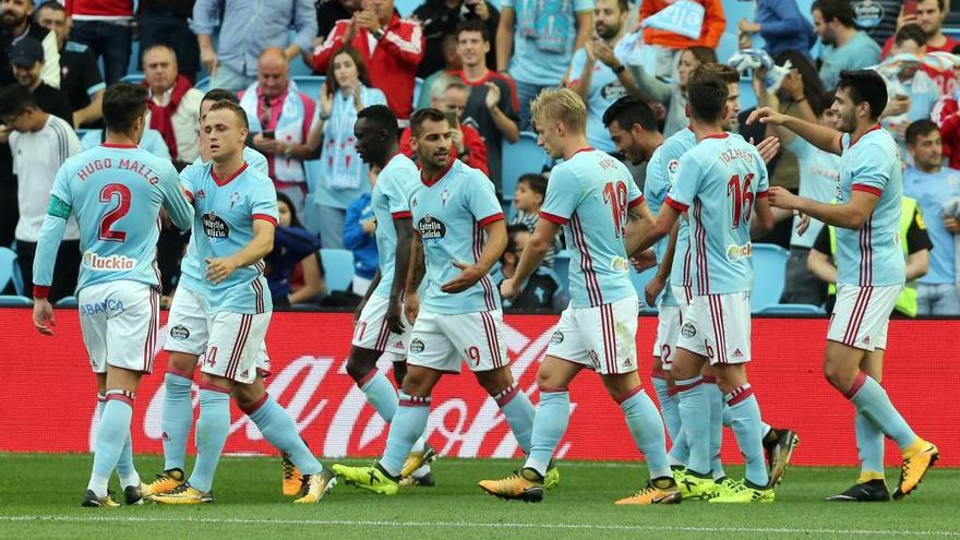 Los jugadores del Celta, tras celebrar un gol. // M. G. Brea