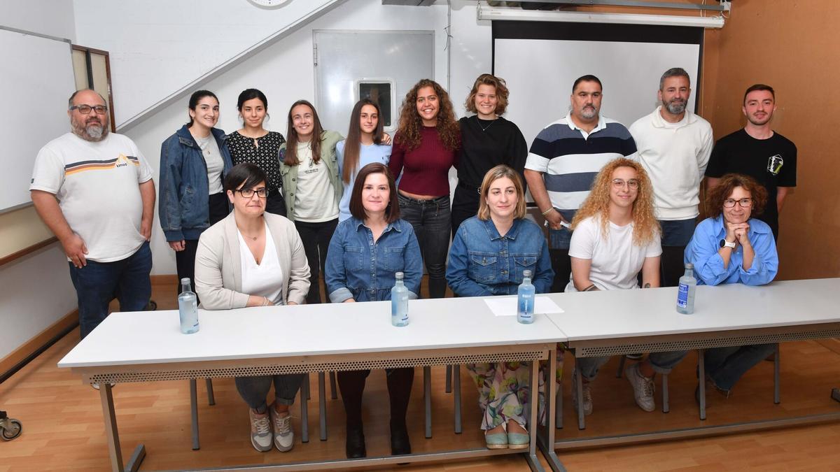 La junta directiva del HC Coruña, con Bea Lema (abajo a la izquierda), Luchy Paz y Mar Barcón (abajo a la derecha)