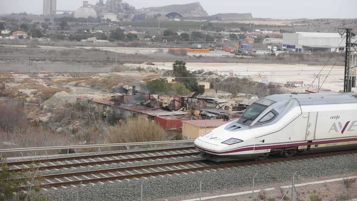 Grave explosión en la pirotecnia Hermanos Sirvent en Fontcalent, Alicante