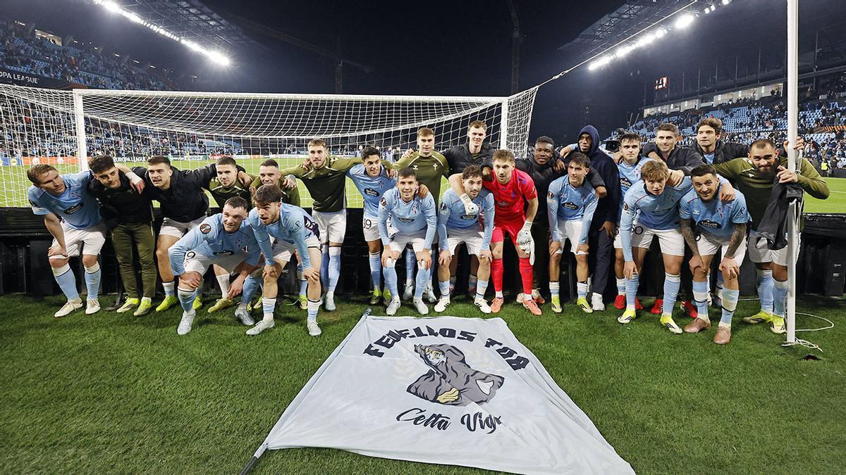 Los jugadores del Celta posan tras la portería al finalizar el partido.