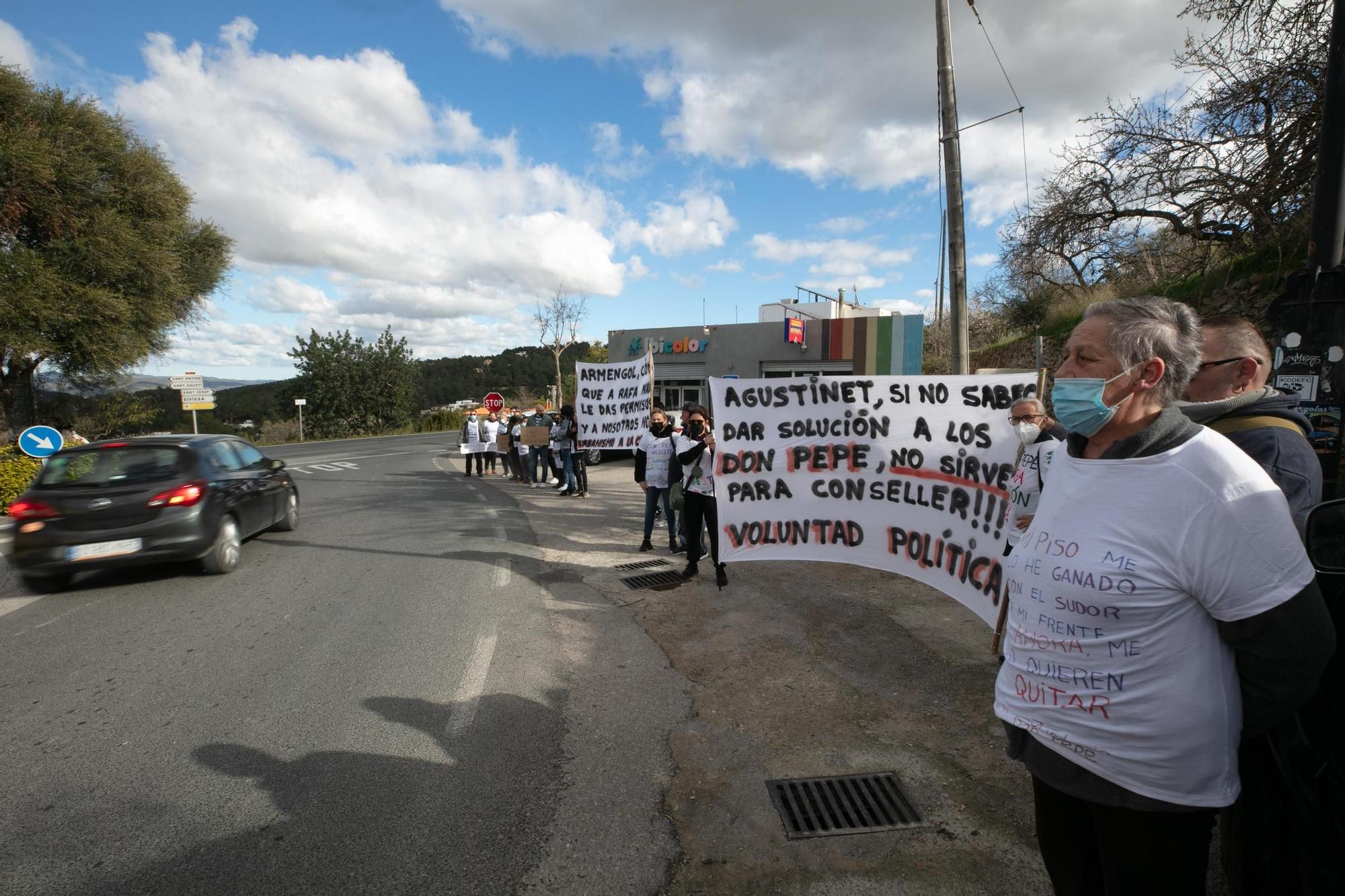 Protestas de los vecinos de los apartamentos Don Pepe de Ibiza