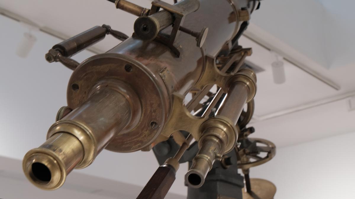El histórico telescopio de Puig des Molins, una de las piezas más singulares de la exposición de la AAE