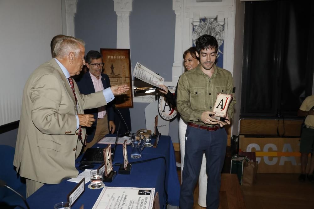 Entrega de distinciones a los antiguos alumnos del Instituto Jovellanos.