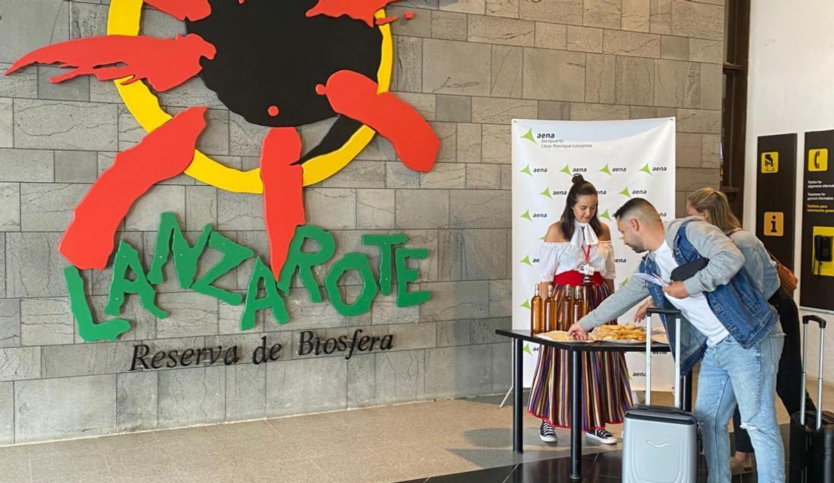 César Manrique-Lanzarote y Tenerife-Sur son los aeropuertos donde se reparten quesos y plátanos de Canarias