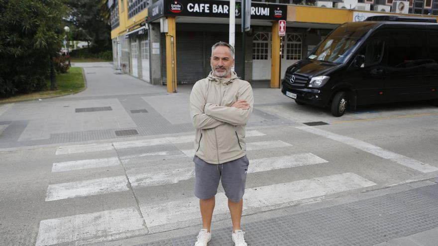 Manuel Lorenzo, ante el parque de peatones que reclama elevar.   | // IAGO LÓPEZ