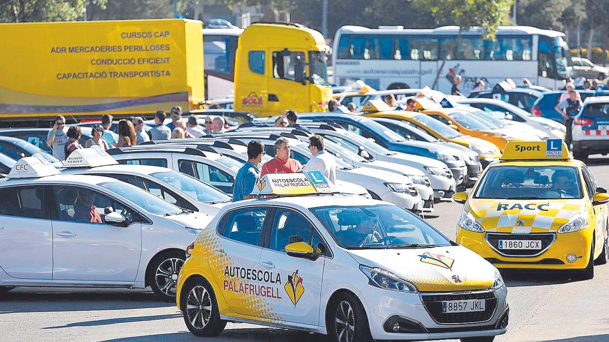 Trobada a Fontajau de les autoescoles gironines abans d'una protesta del sector el 2017.