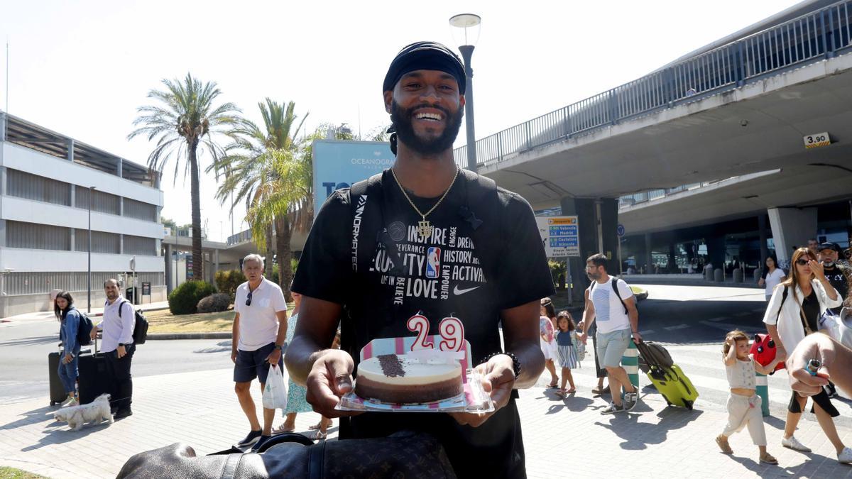 El nuevo jugador de Valencia Basket Club, James Webb III, llega a la ciudad en el día de su 29 cumpleaños