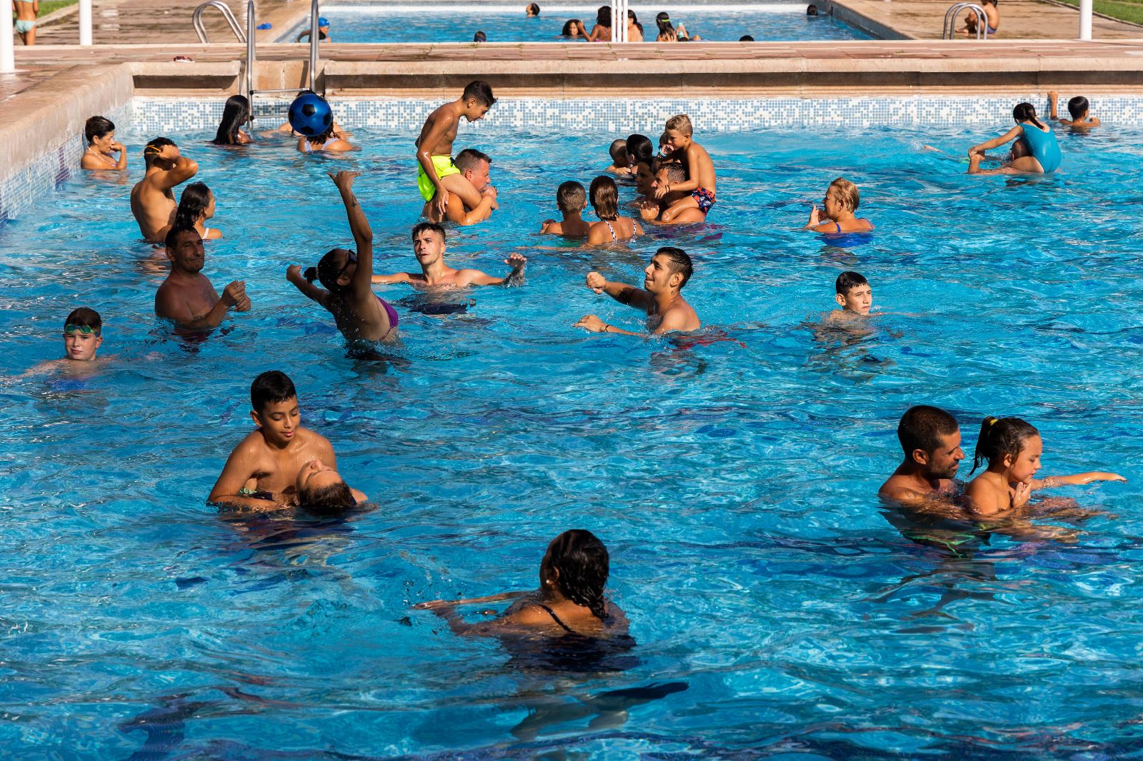 Primer día de piscina gratuita en Silla por la ola de calor