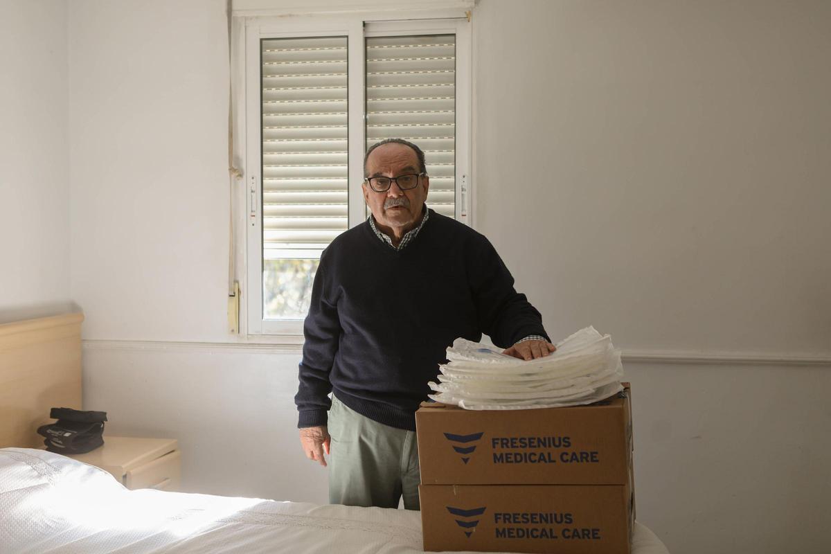 Ramón, en la habitación en la que hace diálisis cada día.