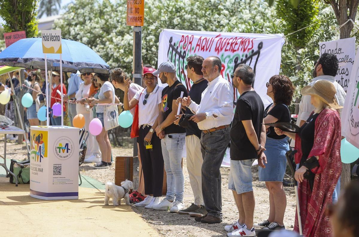 Los ediles socialistas Miguel Millana y Raúl Ruiz participan en una protesta vecinal.